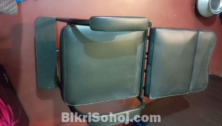 পার্লার বা সেলুনের ২ টা পোলডিং চেয়ার সেল হবে